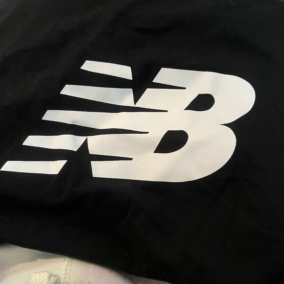 New Balance Black Mens Tshirt Size Small - Picture 1 of 3